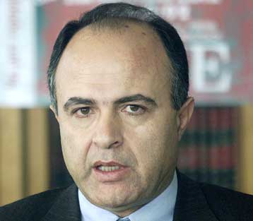 Αύξηση μισθών κατά 25% ζητά η ΟΛΜΕ – Κριτική για τις δυσλειτουργίες στις πανελλαδικές