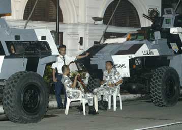 Ένοπλοι κατέλαβαν εμπορικό κέντρο της Μανίλας πυροδοτώντας τις φήμες για πραξικόπημα