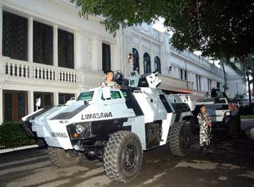 Παραδόθηκαν 15 από τους στασιαστές που έχουν καταλάβει εμπορικό κέντρο της Μανίλα