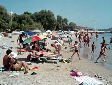 Πλήρη τα πλοία και τα αεροπλάνα με τους αδειούχους του Ιουλίου