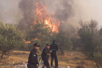 Υπό έλεγχο τέθηκε η μεγάλη πυρκαγιά στη Σαλαμίνα