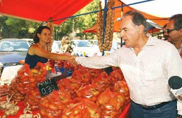 Συνάντηση Κουλούρη με παραγωγούς και πωλητές λαϊκών αγορών τη Δευτέρα