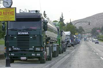 Σε απεργία διαρκείας από την Τρίτη οι ιδιοκτήτες βυτιοφόρων μεταφοράς υγρών καυσίμων