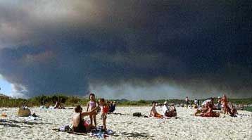 Τέσσερις νεκροί από πυρκαγιές που μαίνονται στη γαλλική Ριβιέρα και στην Κορσική