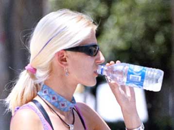 Την επέκταση του μέτρου αναγραφής ενδεικτικών τιμών εξετάζει η κυβέρνηση