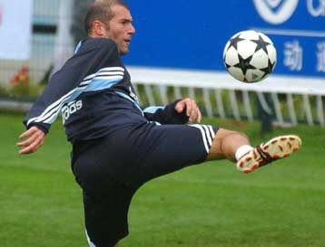 Το 2005 «κρεμάει τα παπούτσια του» ο Ζιντάν