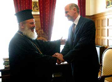 Πυροσβεστική παρέμβαση του ΥΠΕΞ στην ένταση των σχέσεων Αρχιεπισκοπής-Πατριαρχείου