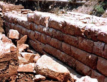 Αναδεικνύονται τα οχυρωματικά τείχη του Πειραιά