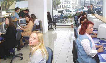 Παράβολο για τις σύνθετες διαδικασίες που αναλαμβάνουν τα ΚΕΠ καθιερώνει το υπουργείο