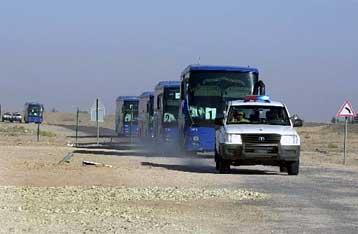 Ιρακινοί πρόσφυγες επιστρέφουν στη Βασόρα ενώ συνεχίζεται το «σαφάρι» για τον Σαντάμ