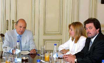 Δεσμεύσεις Σημίτη για τα λειτουργικά έξοδα των νομαρχιών αλλά όχι τον αναπτυξιακό πόρο