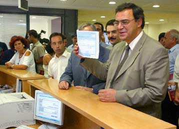 Την πρώτη «Πρότυπη Εφορία» εγκαινίασε ο Νίκος Χριστοδουλάκης