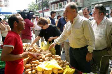 Επίσκεψη στην αγορά της Λάρισας πραγματοποίησε ο υφυπουργός Ανάπτυξης