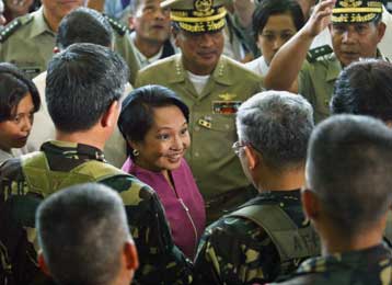 Ο κίνδυνος συνωμοσίας δεν έχει παρέλθει πλήρως, προειδοποιεί η πρόεδρος των Φιλιππίνων