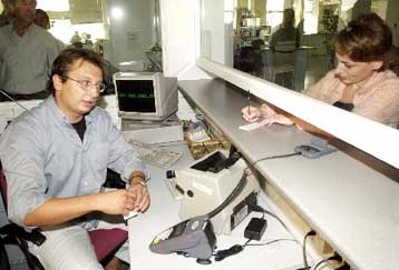 Υψηλό το χάσμα μισθών μεταξύ δημόσιου και ιδιωτικού τομέα, σύμφωνα με την ΤτΕ