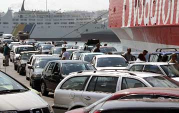 Με κάθε μέσο εγκαταλείπουν την πρωτεύουσα οι εκδρομείς του Αυγούστου