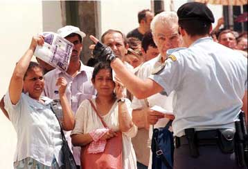 Διακοπές στην πατρίδα τους θα καταφέρουν να κάνουν χιλιάδες μετανάστες