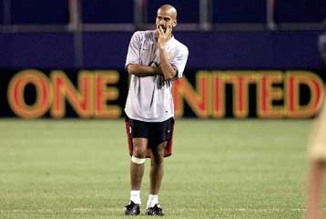 Η Μάντσεστερ δεν απέκλεισε την παραχώρηση του Βερόν