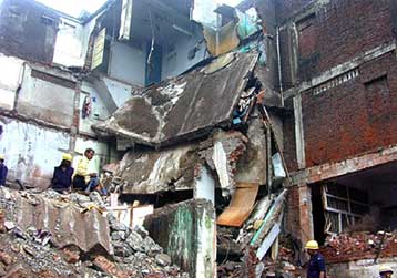 Τουλάχιστον 30 νεκροί από κατάρρευση τριών κτιρίων στη δυτική Ινδία