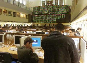 Μικρή άνοδος στη Σοφοκλέους το μεσημέρι της Δευτέρας