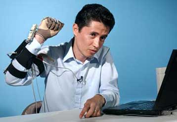 Ηλεκτρονικό γάντι μεταφράζει τη νοηματική γλώσσα σε ήχο και κείμενο