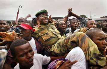 Αναπτύσσονται στο αεροδρόμιο της Μονρόβια οι πρώτοι 198 Νιγηριανοί στρατιώτες