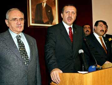 Ο Ερντογάν αμφισβητεί την απόφαση για την αποστρατεία «φιλο-ισλαμιστών» αξιωματικών