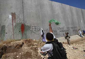 Ειρηνιστές που διαμαρτύρονταν για το «τείχος ασφάλειας» συλλαμβάνονται στη Δυτική Όχθη