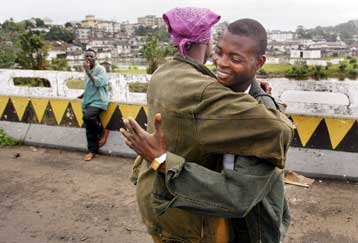 Διακοπή των εχθροπραξιών στη Μονρόβια – Όρους για την αποχώρησή του θέτει ο Τσ.Τέιλορ