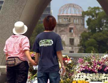 Χιλιάδες Ιάπωνες θυμήθηκαν την κόλαση που «σκότωσε» τη Χιροσίμα πριν από 58 χρόνια
