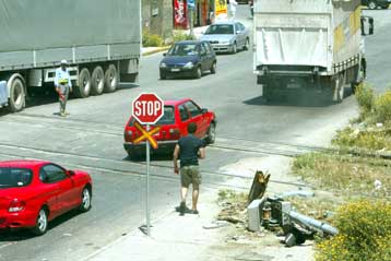 Ένας τραυματίας από σύγκρουση εμπορικής αμαξοστοιχίας του ΟΣΕ με οχήματα στο Μενίδι