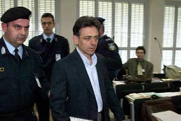 Χάος στη δίκη της 17Ν από παρέμβαση του Σ.Κονδύλη υπέρ του Π.Τσελέντη