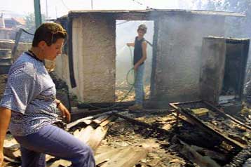 Ζημιές σε κατοικίες από πυρκαγιά που ξέσπασε την Τετάρτη στη Σαλαμίνα