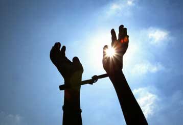 Με χαρά, αλλά και σκεπτικισμό υποδέχθηκαν οι Παλαιστίνιοι τους 334 αποφυλακισθέντες