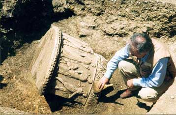 Ασύλλητο ταφικό περίβολο «έκρυβε» το πρώην αεροδρόμιο στο Ελληνικό