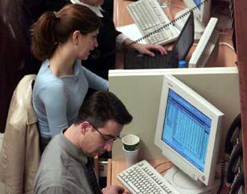 Μικρή πτώση το μεσημέρι της Πέμπτης στο Χρηματιστήριο Αθηνών