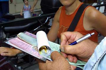 Εντείνονται οι έλεγχοι της Τροχαίας για χρήση κινητού τηλεφώνου κατά την οδήγηση