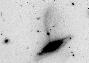 Το Hubble παρακολουθεί έναν τεράστιο γαλαξία να «καταπίνει» έναν γαλαξία-νάνο