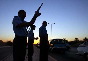 Επίθεση εναντίον Βρετανών στη Βασόρα – Πυρά εναντίον Αμερικανών στη Φαλούτζα