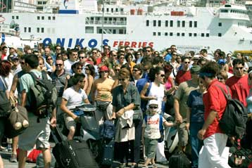 Το μελτέμι δημιουργεί προβλήματα στη μετάβαση των αδειούχων στα νησιά