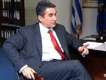 Αδειες επίσκεψης στην Ελλάδα λαμβάνουν πολιτικοί πρόσφυγες που βρίσκονται στην ΠΓΔΜ