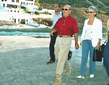 Διακοπές με το βλέμμα στραμμένο στις πολιτικές εξελίξεις για Σημίτη και Καραμανλή