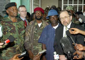 Αποσύρεται από το λιμάνι της Μονρόβια η LURD-Αλλη ομάδα ανταρτών συνεχίζει τις μάχες