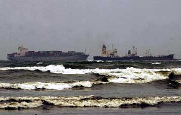 Μετωπική σύκρουση δύο οχηματαγωγών πλοίων στο λιμάνι της Αμβέρσας