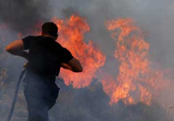 Υπό μερικό έλεγχο μεγάλη πυρκαγιά στην Ικαρία – Απειλήθηκαν κατοικημένες περιοχές