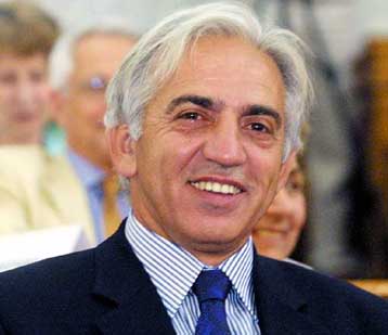 Συνελήφθη ο δήμαρχος Π.Φαλήρου στην προσπάθεια του να εμποδίσει κοπή δέντρων