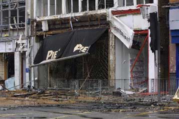 Τρεις νεκροί και δεκάδες τραυματίες από έκρηξη σε κτίριο στη Σεβίλη