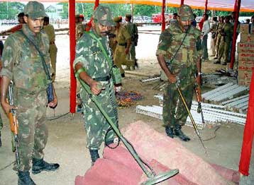 Τρεις νεκροί από έκρηξη βόμβας σε λεωφορείο στην Ινδία – Δεκάδες τραυματίες