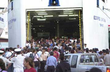 Μέτρα της Τροχαίας για την έξοδο του Δεκαπενταύγουστου – Αυξημένη κίνηση στα λιμάνια