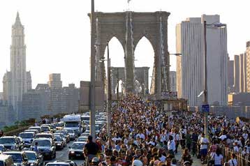 Αποκαθίστανται τα προβλήματα από τη διακοπή ρεύματος σε ΗΠΑ και Καναδά